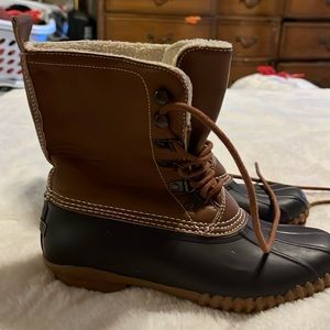 ESPRIT size 8 Waterproof lace-up duck boots.